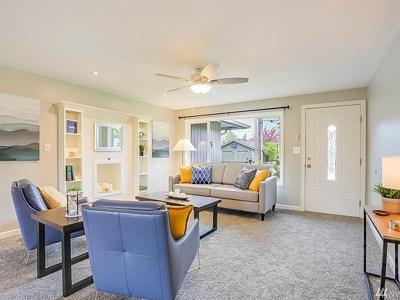 Enter to this cozy living room, with large windows that provide an abundance of natural light.