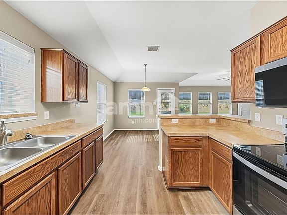 4th image of 1925 Beach Dr