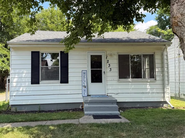 1233 Allen St, Burton, MI 48529