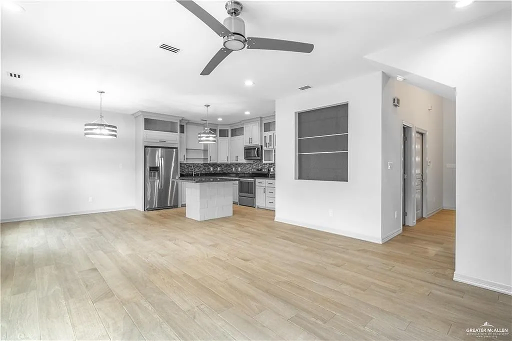 2 bed, 2.5 bath, 1324 sqft, $1,900 — Photo 3