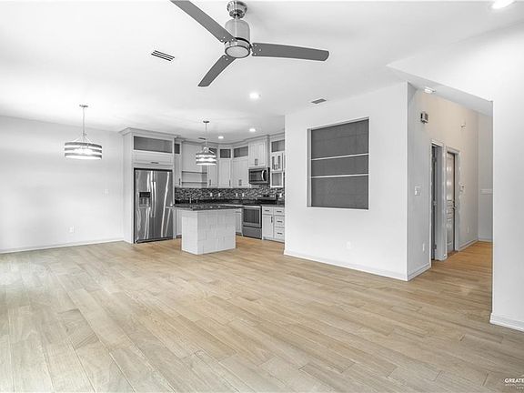3rd image of 1929 Sunset Dr