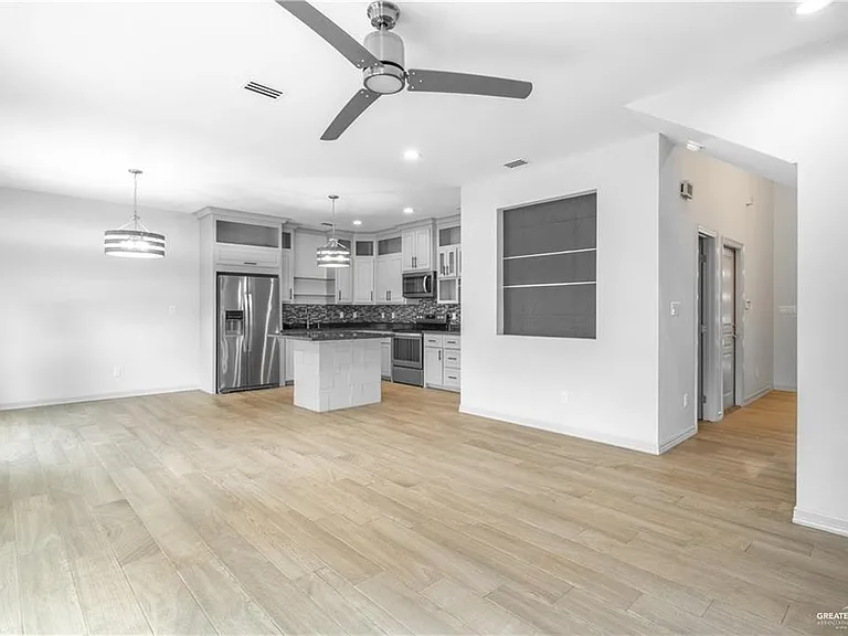1929 Sunset Dr — Photo 3