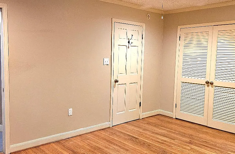 406 Canterbury Dr — Photo 11