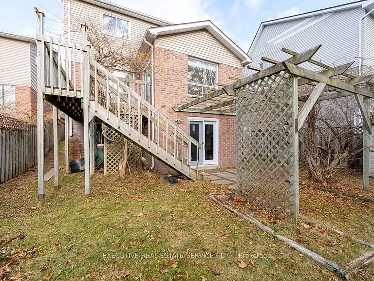 11 Upland Dr #UPPER — Photo 33