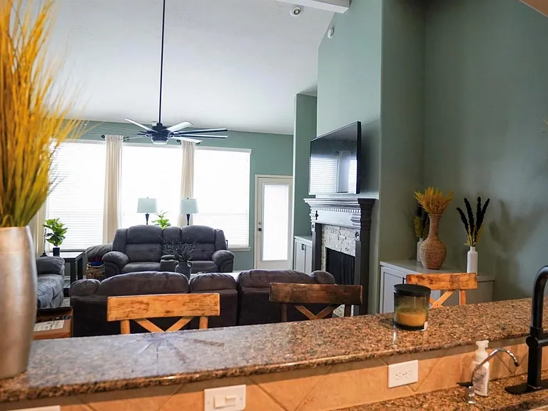 2109 Mooncrest Dr — Photo 4