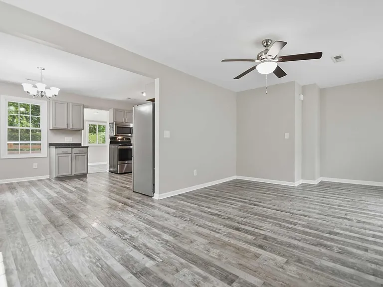 970 Swift Dr — Photo 3