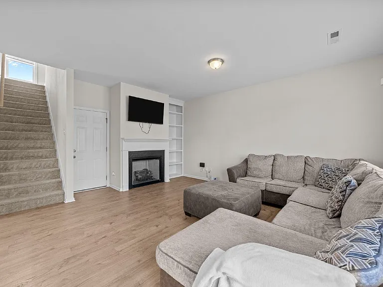 220 Brisbane Dr — Photo 11