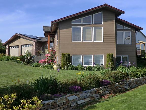 Grand windows w/ views of the bay!