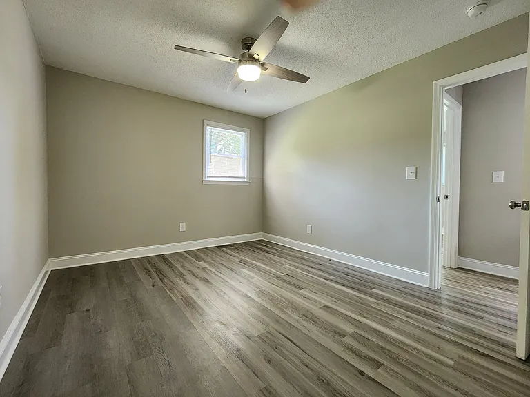 445 Summerland Dr — Photo 12