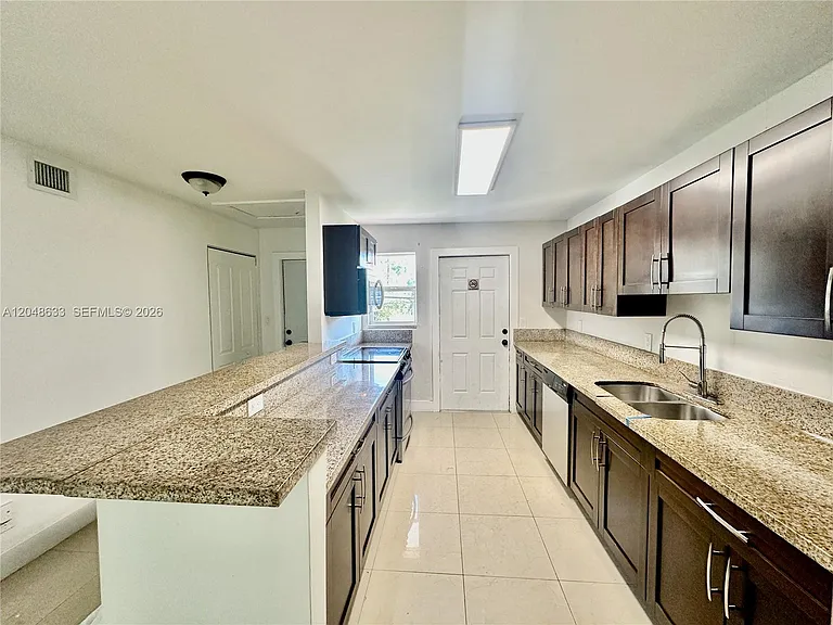 1540 SW 5th Pl #4 — Photo 10