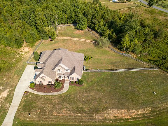 2nd image of 2815 Harrington Pl