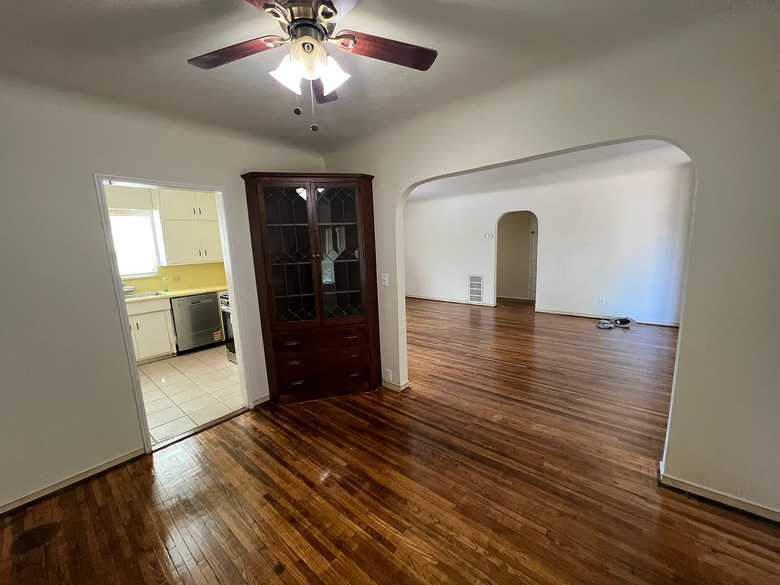 3 bed, 1.5 bath, 1262 sqft, $2,049 — Photo 3