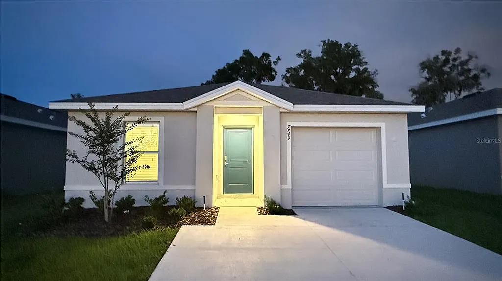 5 bed, 2.0 bath, 1739 sqft, $2,350 — Photo 1