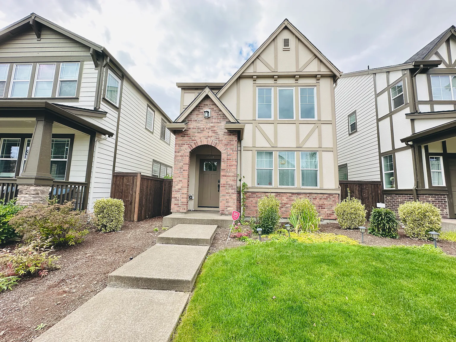 4 bed, 2.5 bath, 1727 sqft, $2,700 — Photo 1