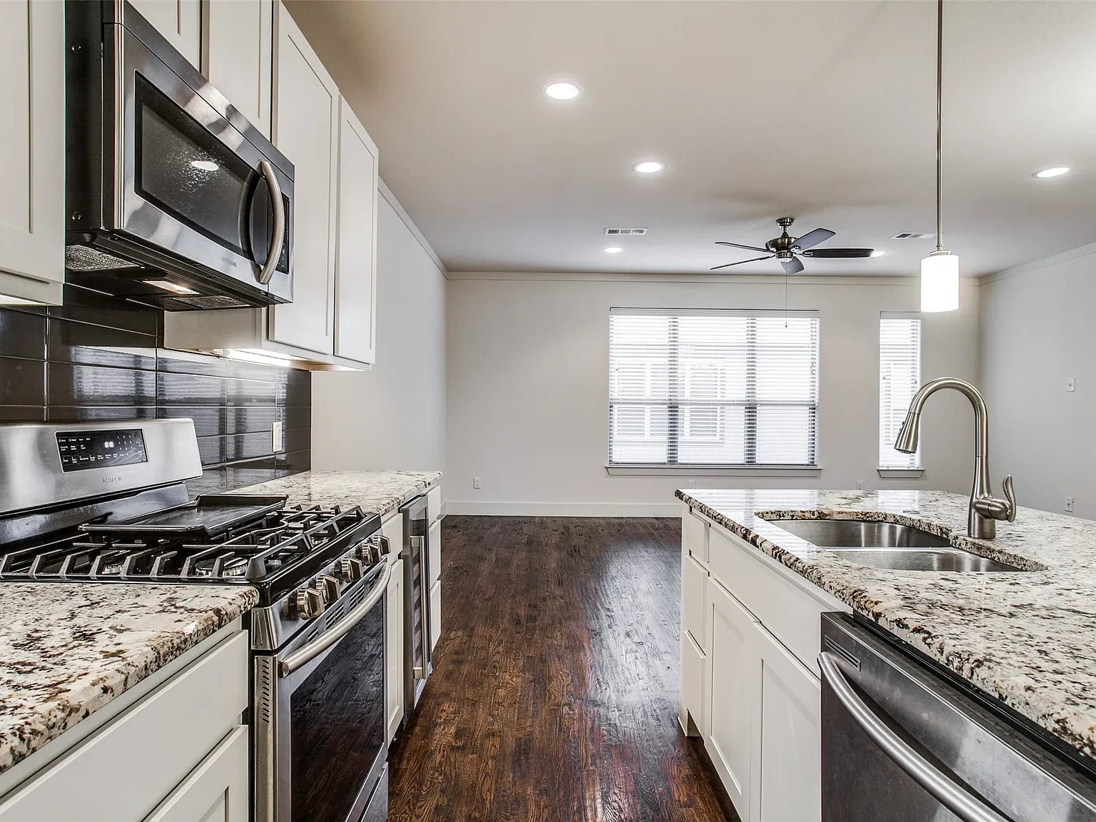 2 bed, 2.5 bath, 1394 sqft, $2,995 — Photo 3