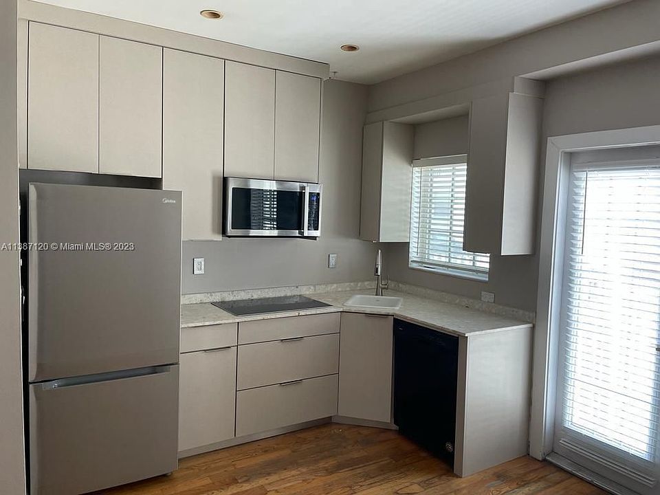 2nd image of 1215 Meridian Ave APT 6