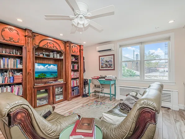 33 Manhattan Court image 14 of 32