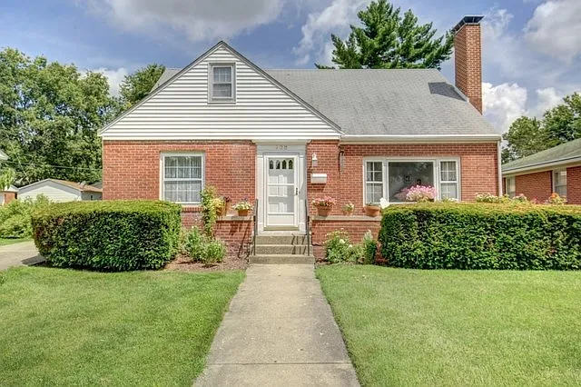 908 W White St photo 1