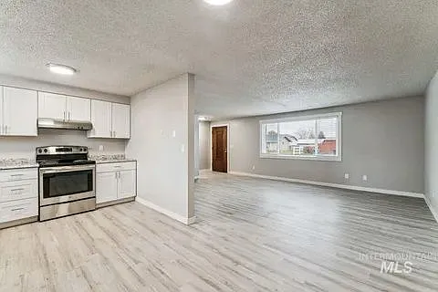 Welcome to 2105 Airport Ave. in Caldwell. This property offers a convenient location with easy ac... — Photo 4