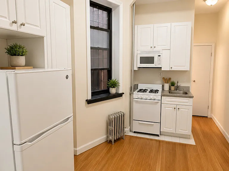 241 E 38th St #1B — Photo 3