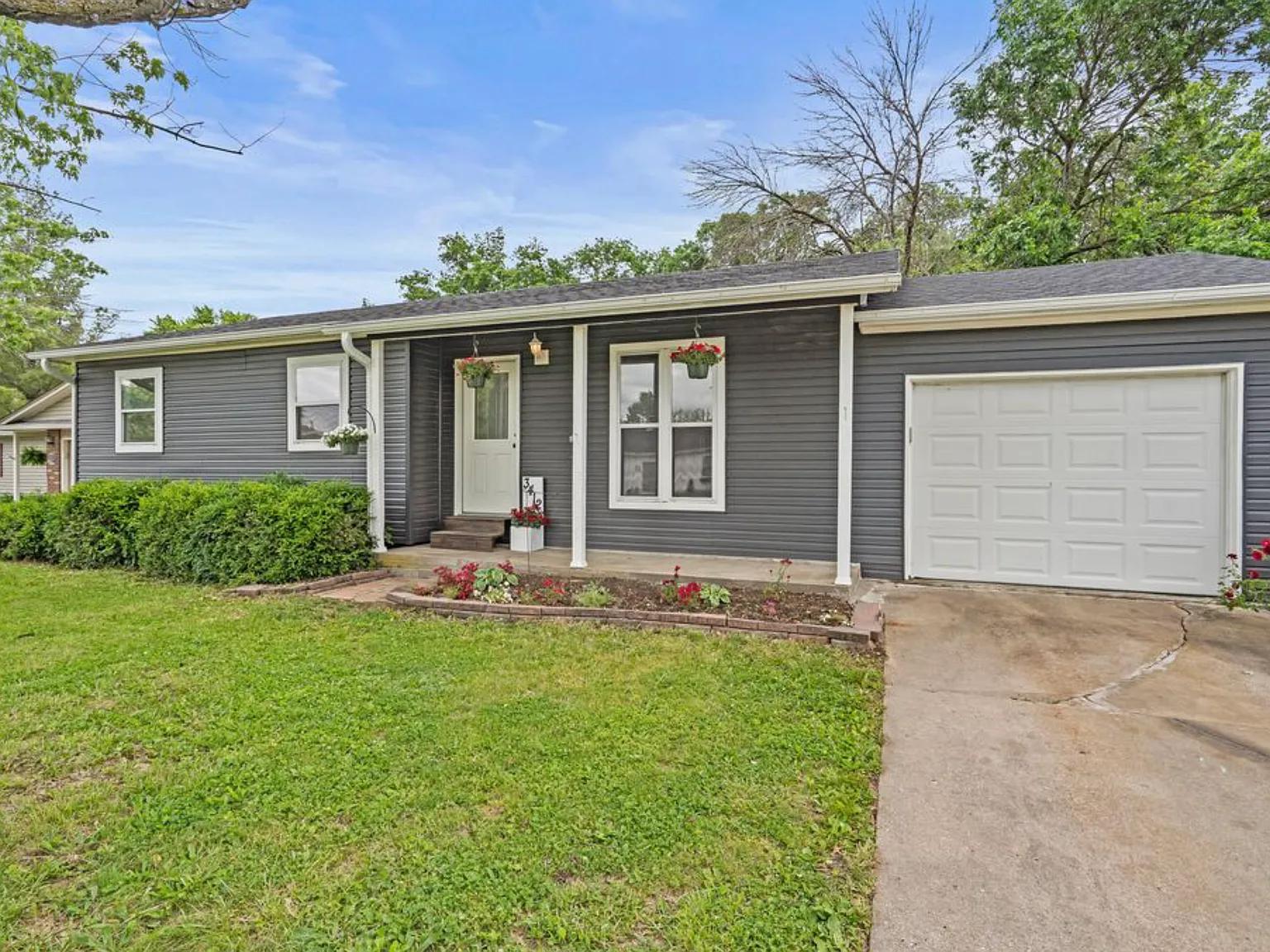 3412 Nottingham Ct — Photo 2
