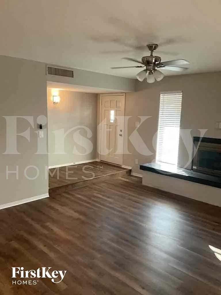 4 bed, 2.0 bath, 2404 sqft, $2,625 — Photo 2