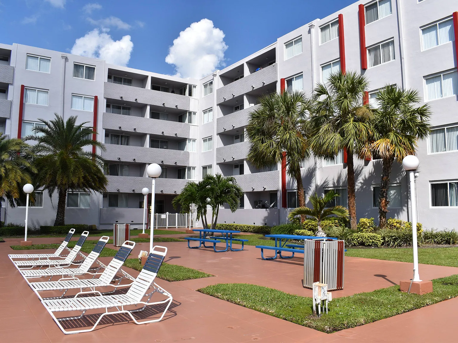 Suncoast Place Apartments — Photo 3