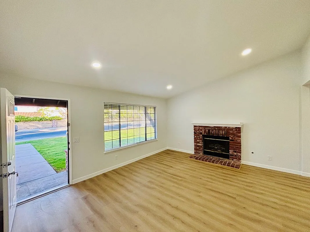 3 bed, 2.0 bath, 1134 sqft, $2,699 — Photo 2