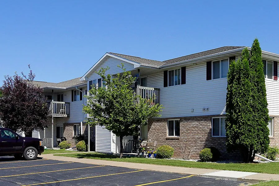 BREEZEWOOD APARTMENTS — Photo 4