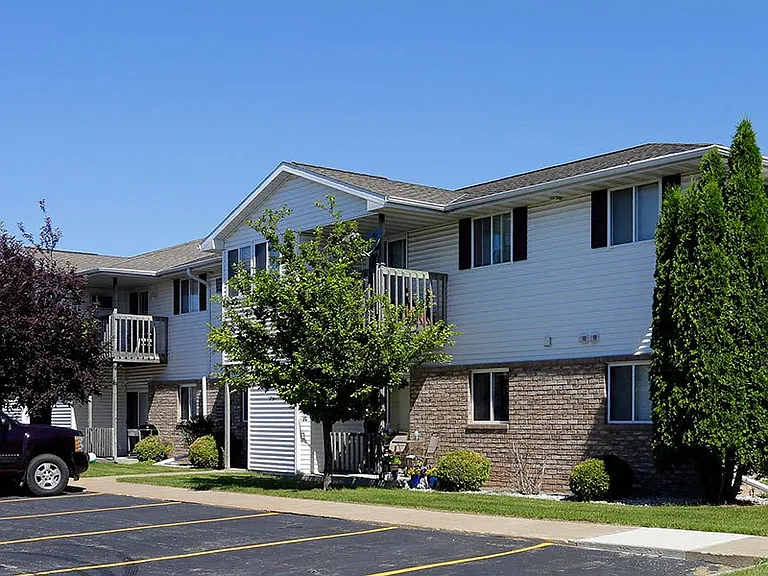 BREEZEWOOD APARTMENTS — Photo 4
