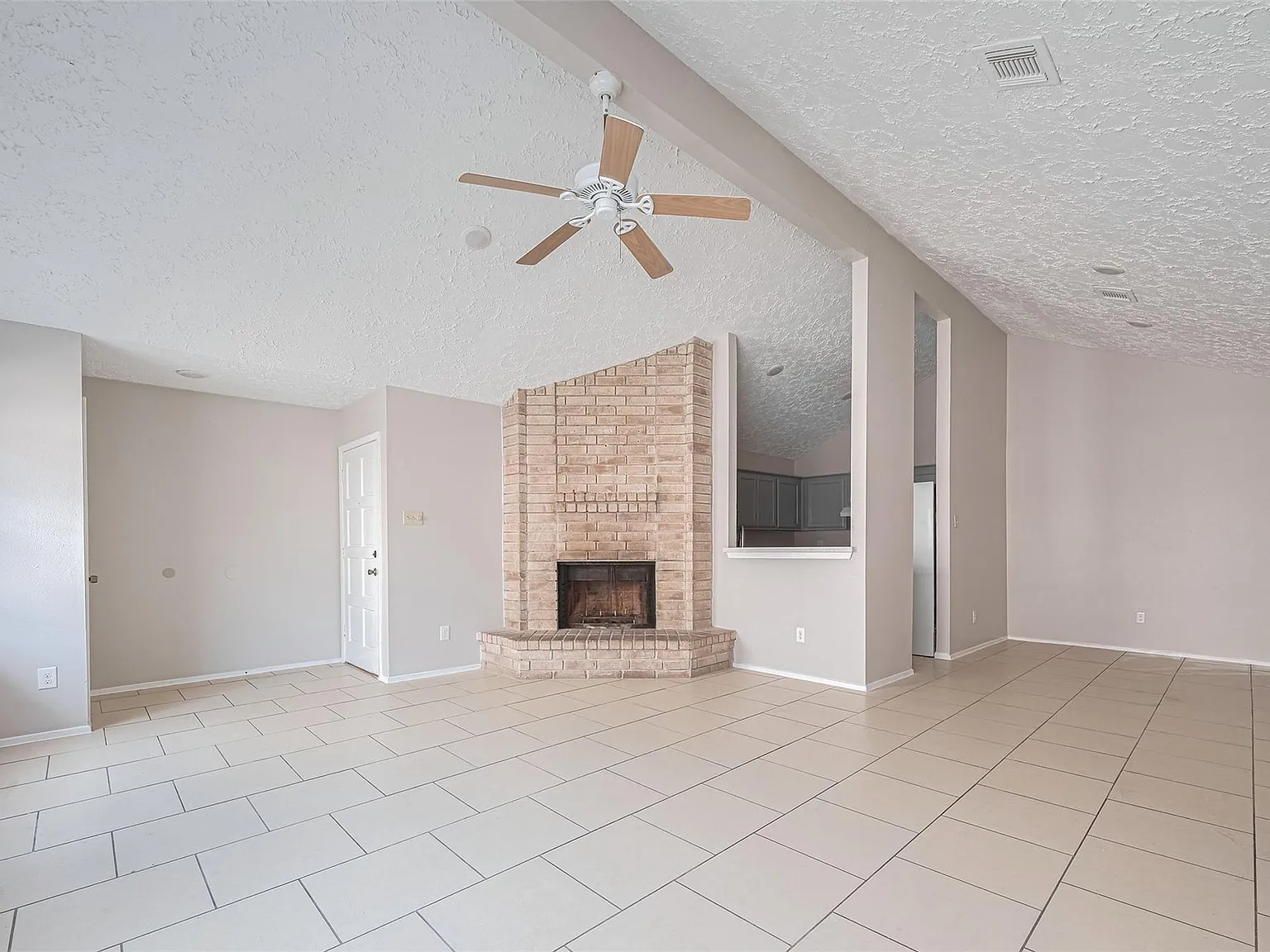 3 bed, 2.0 bath, 1305 sqft, $1,600 — Photo 4