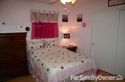 Bedroom 1 and closet : 13' x 10' 6'' 2' x 7' closet