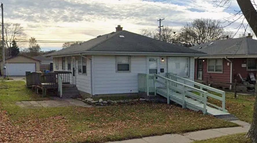 3 bed, 1300 sqft, $1,600 — Photo 1