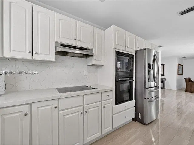 3 bed, 2.0 bath, 1900 sqft, $3,900 — Photo 3