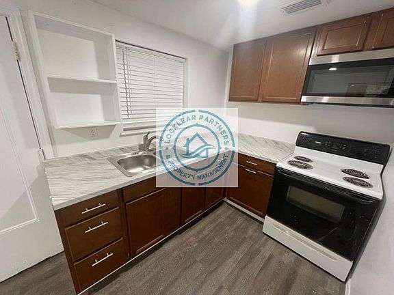 4th image of 2626 Broadway Ave