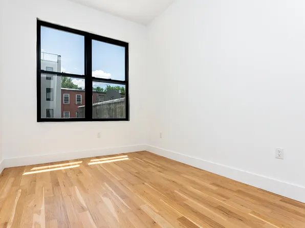 422 1/2 Gates Avenue image 11 of 22