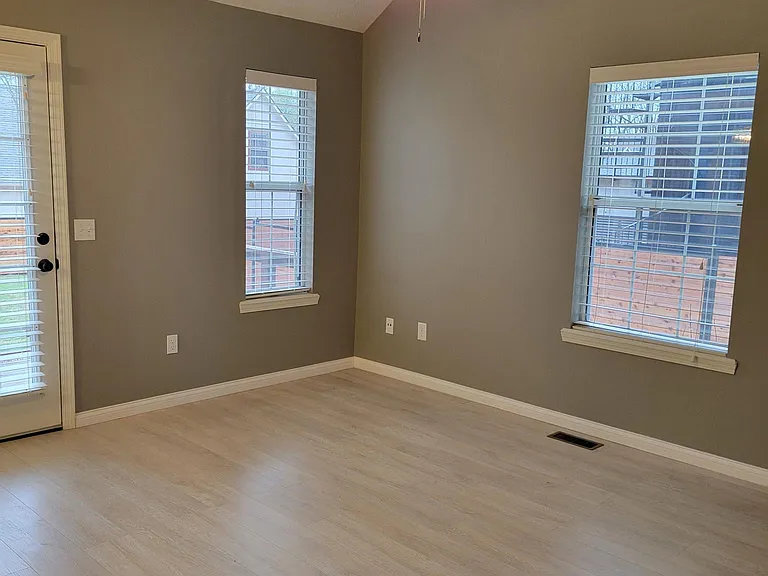 704 NE A St — Photo 3
