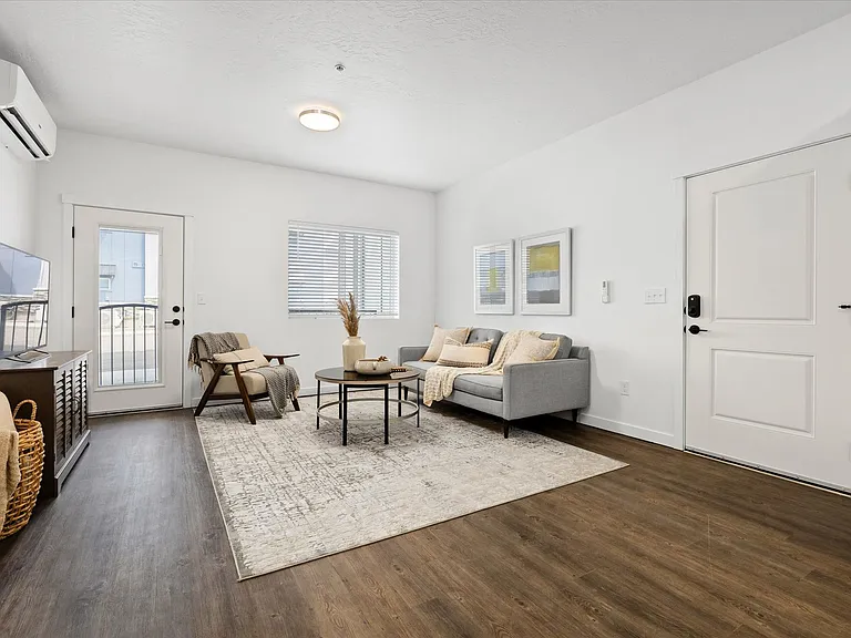 Shamrock Apartments — Photo 3