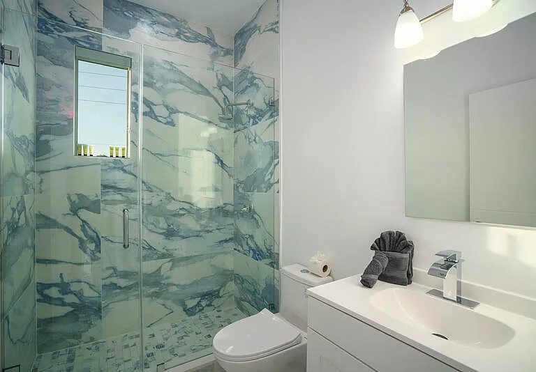 1006 N Riverside Dr — Photo 15