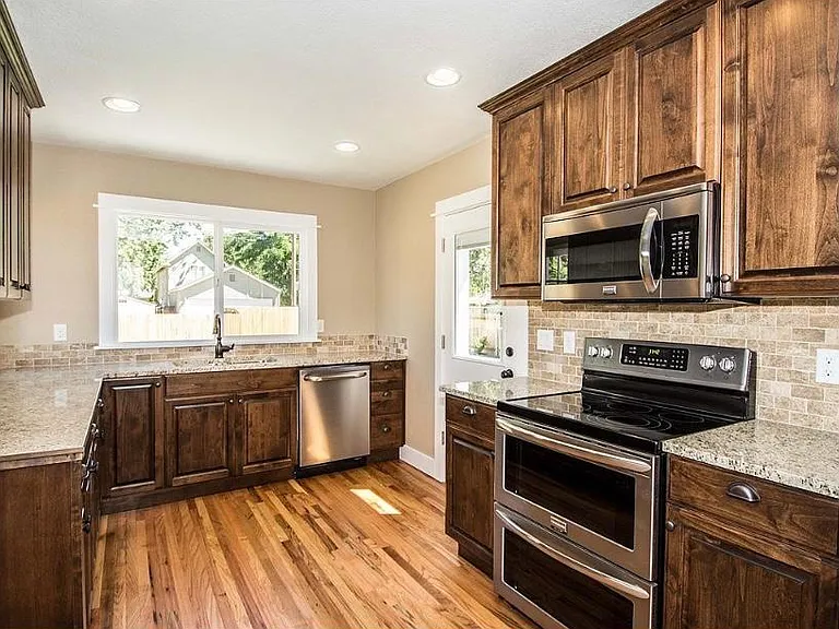 708 W Richmond St — Photo 2