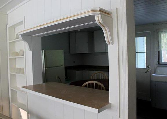 Open bar between kitchen and living room