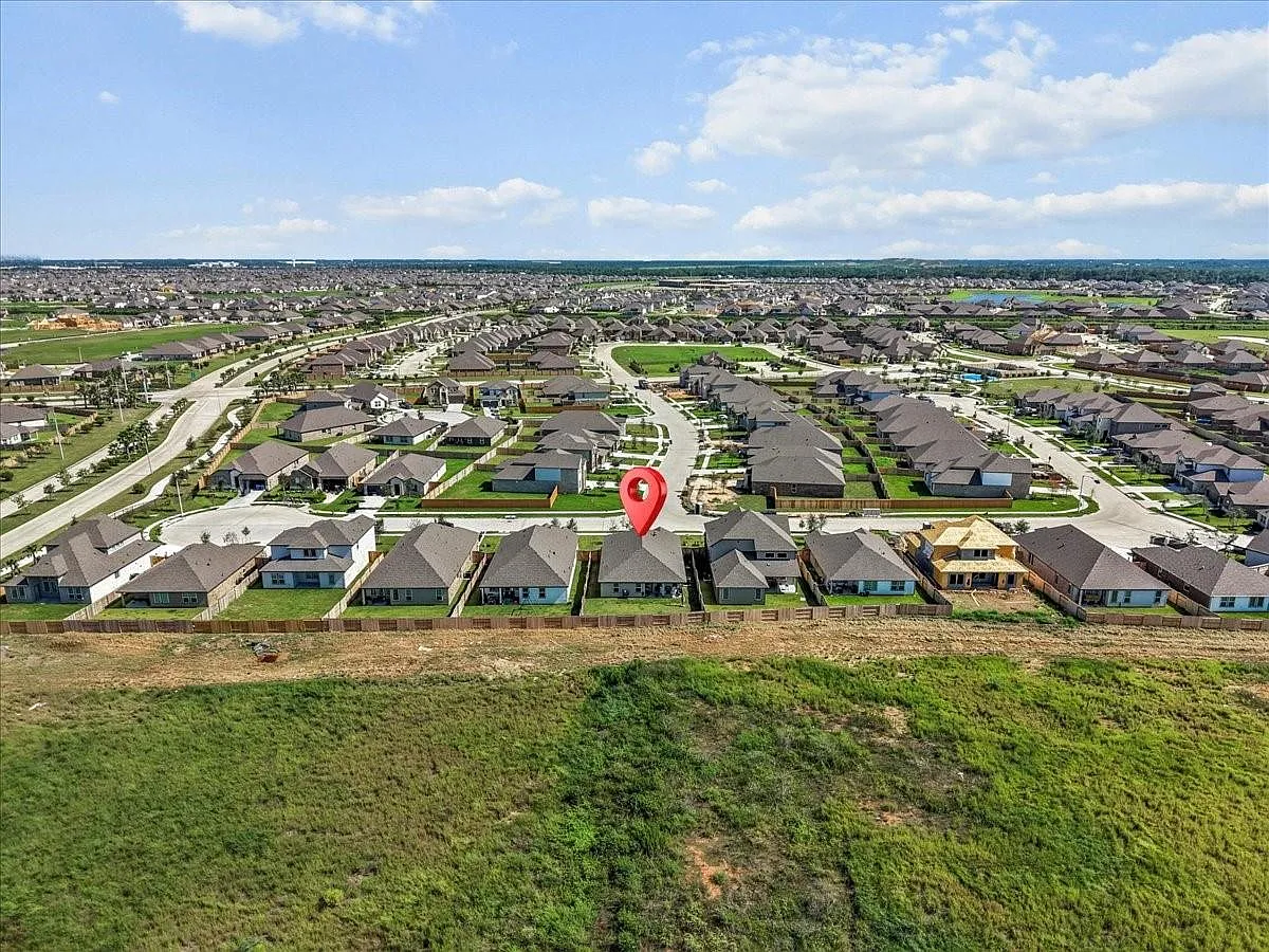 4 bed, 2.0 bath, 2031 sqft, $2,850 — Photo 4