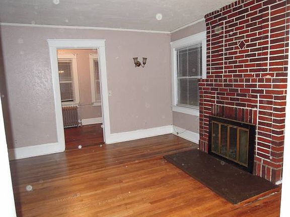 Living Room w Faux Fpl