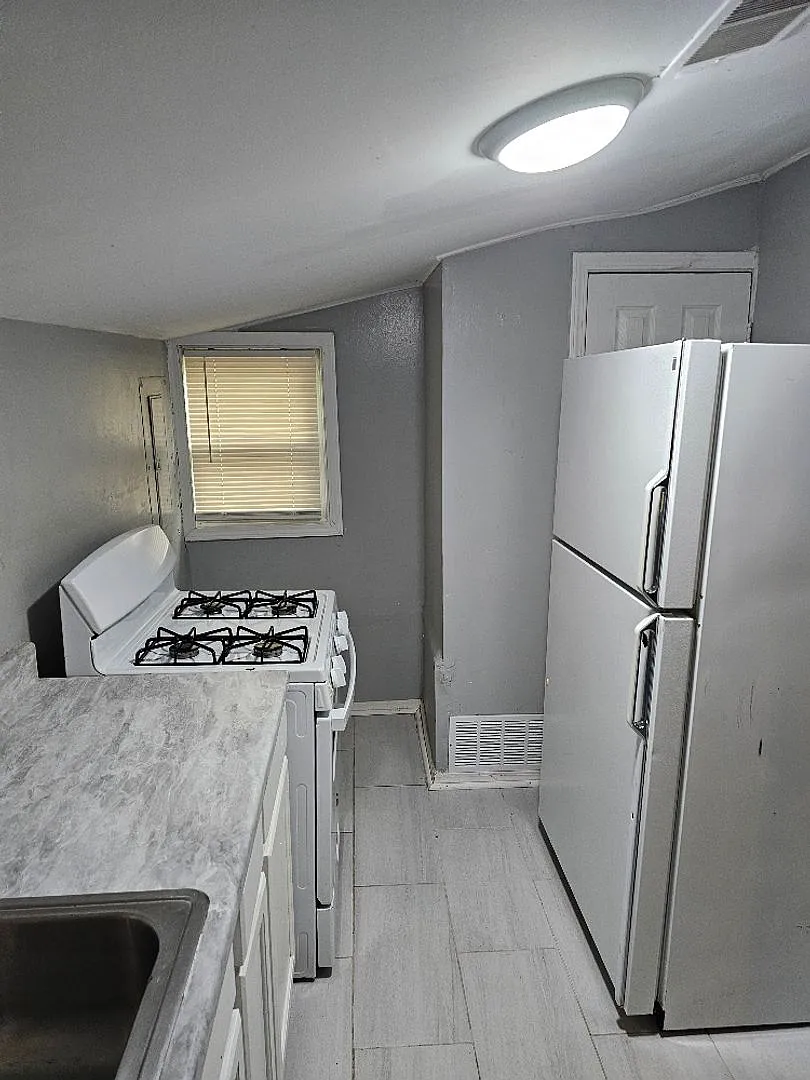 5049 Lafontaine- 1 Bed & 1 Bath For Rent! — Photo 4