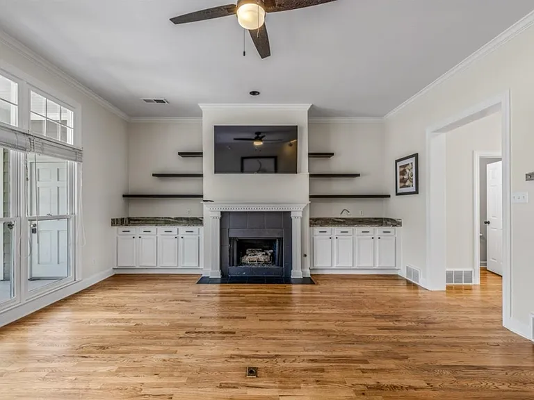 921 Harbor View Dr — Photo 3