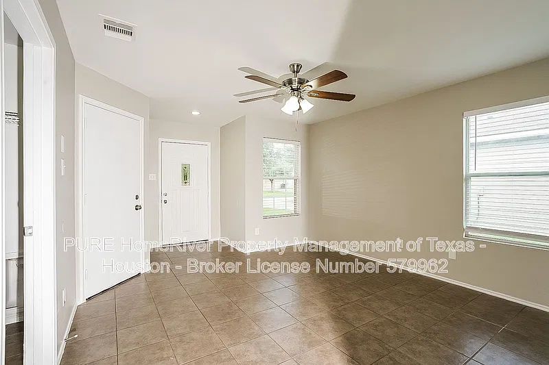 3 bed, 2.0 bath, 1402 sqft, $1,985 — Photo 3