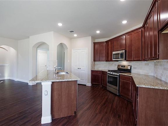 5th image of 1429 Blue Bonnett Blvd