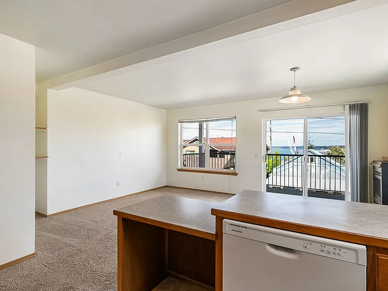 617 N State St — Photo 15