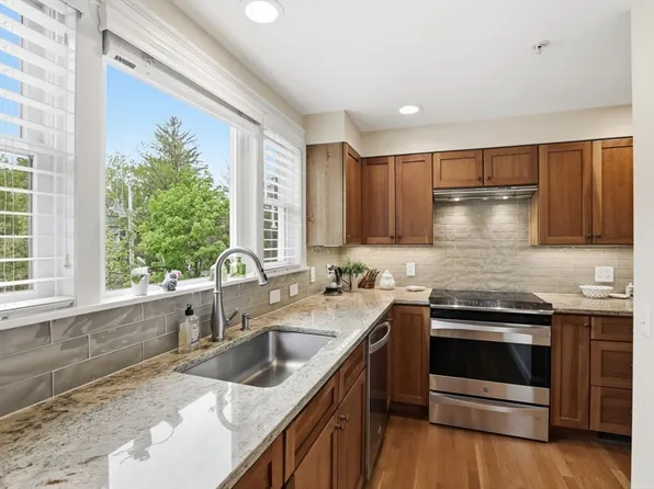 6 Safford St Unit 2, Ipswich, MA 01938