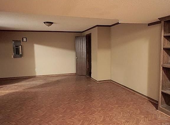 Basement/with Bathroom